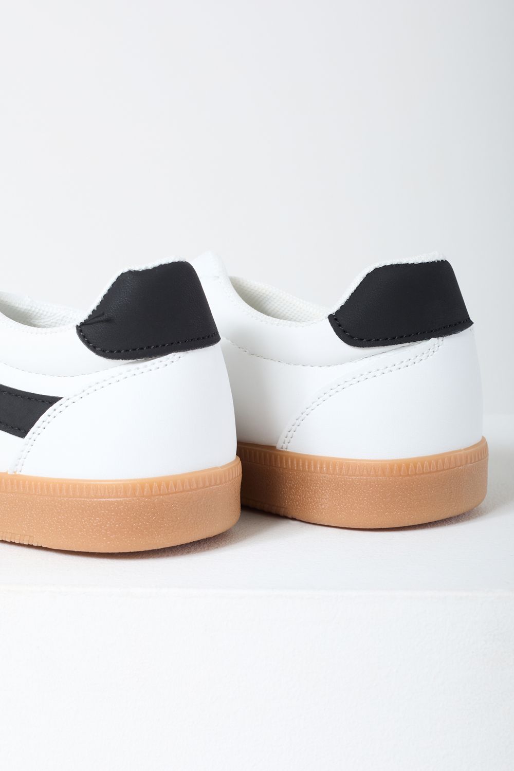 Neja Contrast Trainer in White