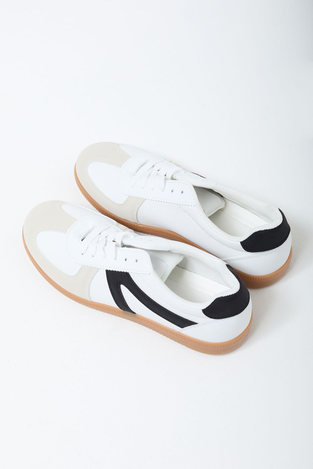 Neja Contrast Trainer in White