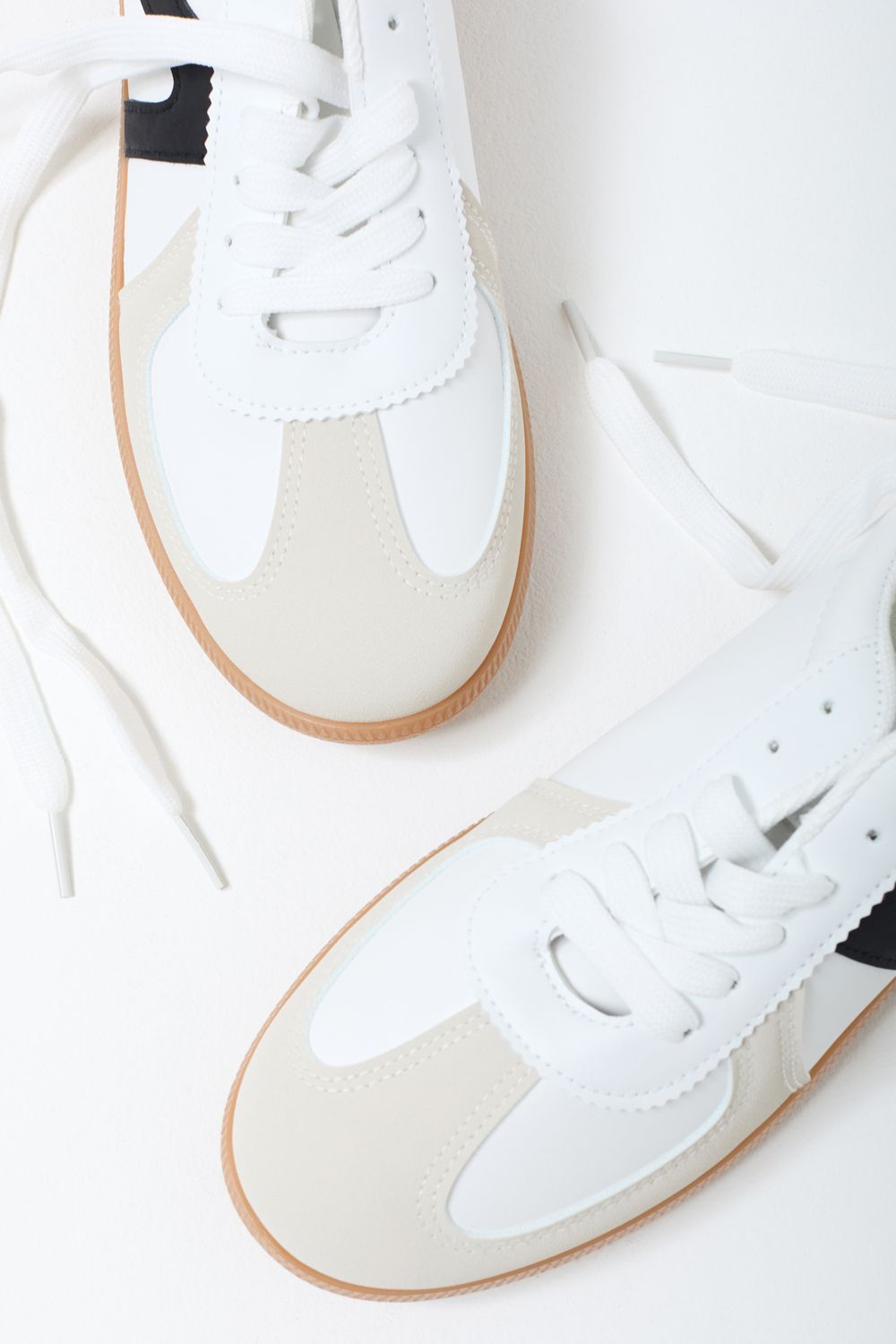Neja Contrast Trainer in White
