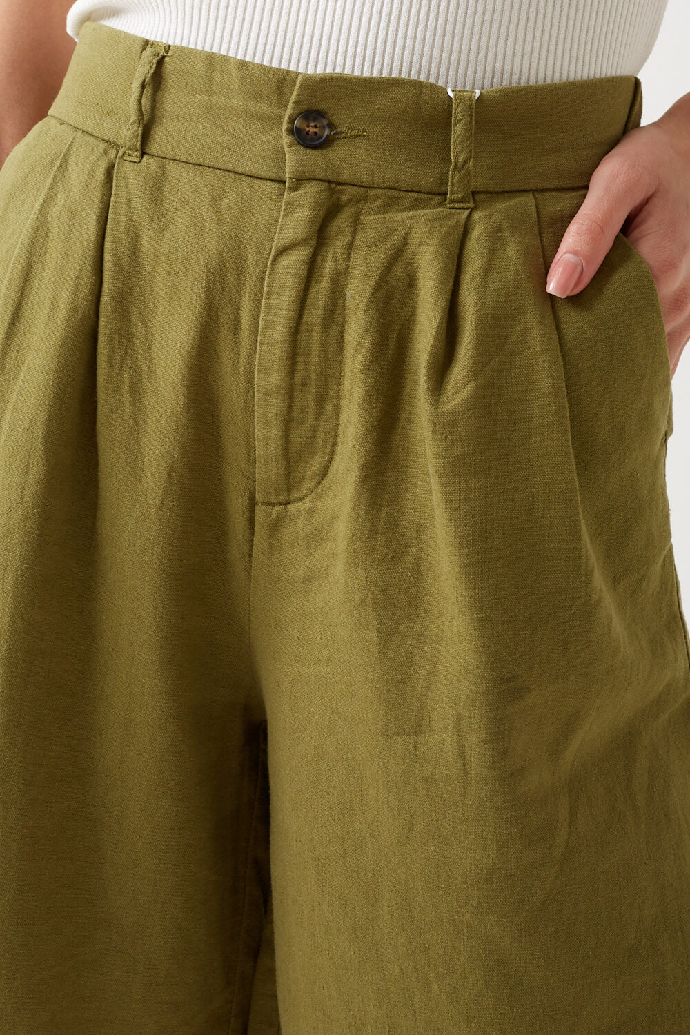 Caro Linen Shorts in Olive
