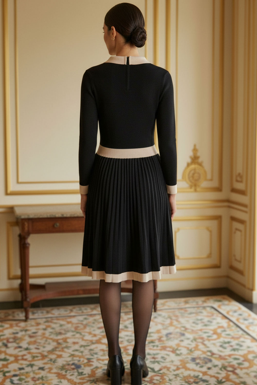 Border Print Pleated Knit Knee Length Dress in Black and Cream