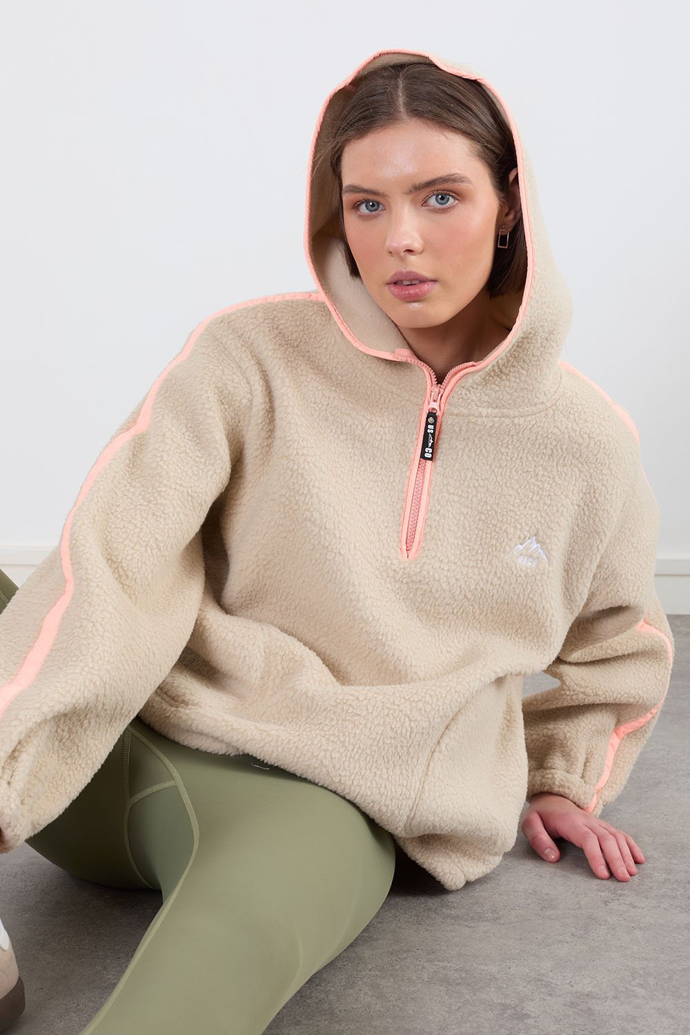 Cailyn Hooded Fleece In Stone