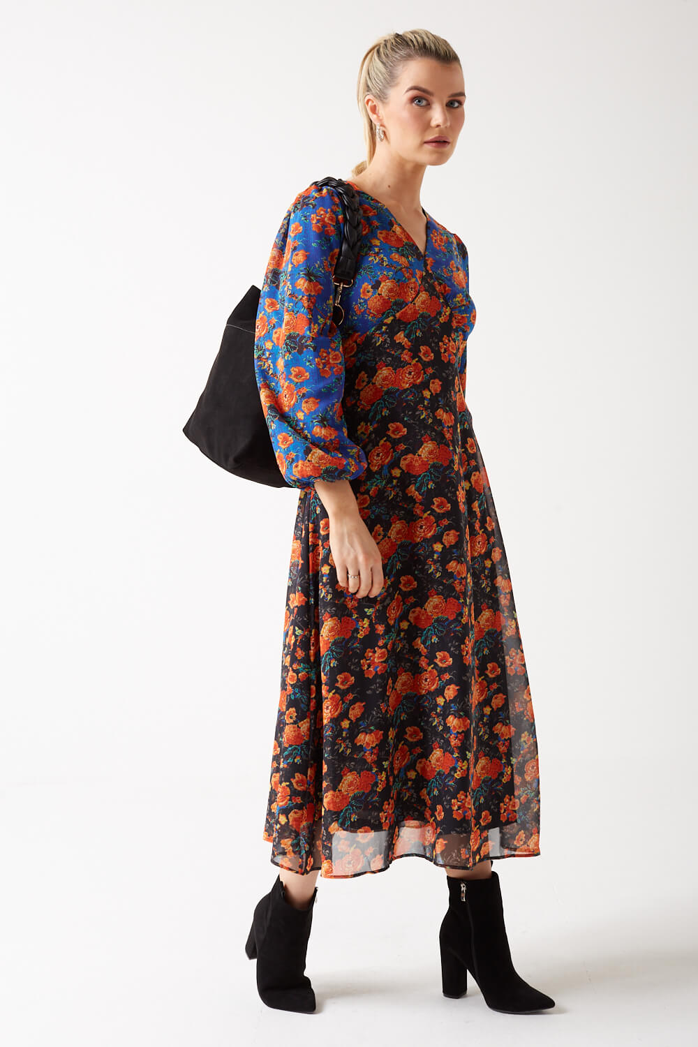 https://www.iclothing.com/media/catalog/product/a/d/adel_floral_print_maxi_dress_in_blue-3.jpg