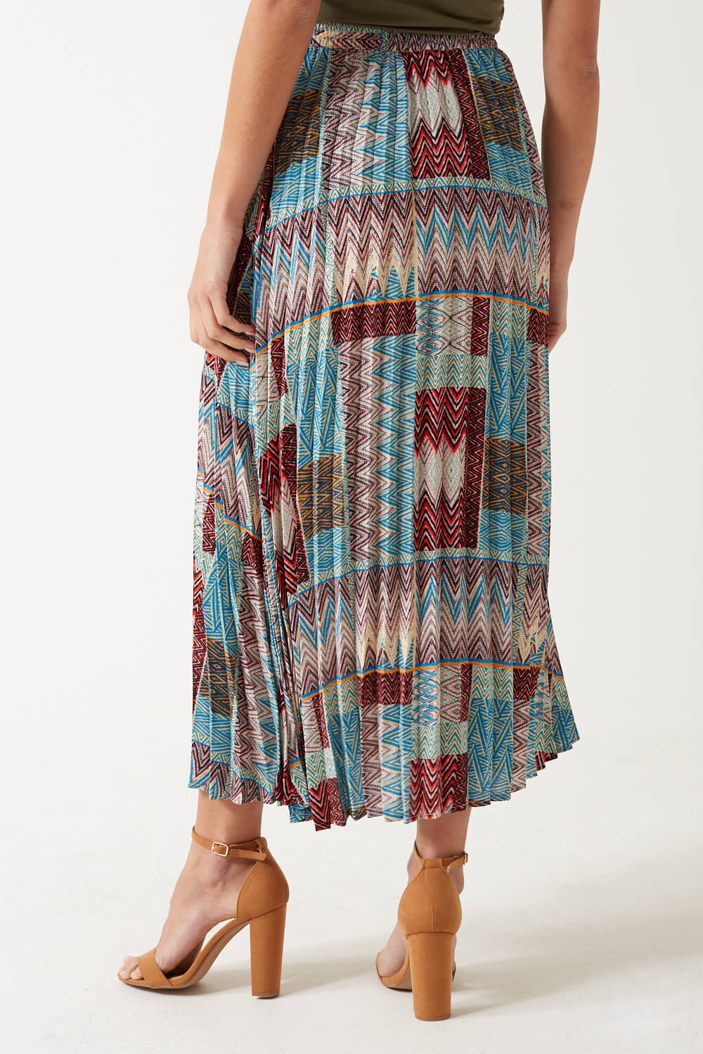 https://www.iclothing.com/media/catalog/product/a/l/alma_chevron_pleated_midi_skirt_in_multi-2.jpg