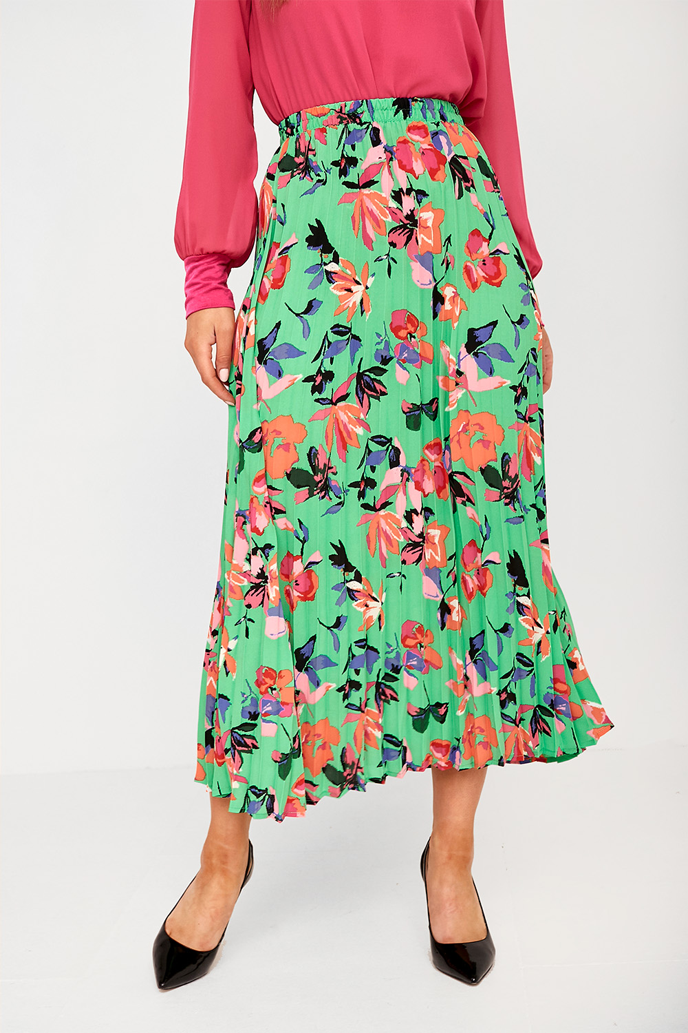 https://www.iclothing.com/media/catalog/product/a/l/alma_floral_print_pleated_midi_skirt_in_green-3.jpg