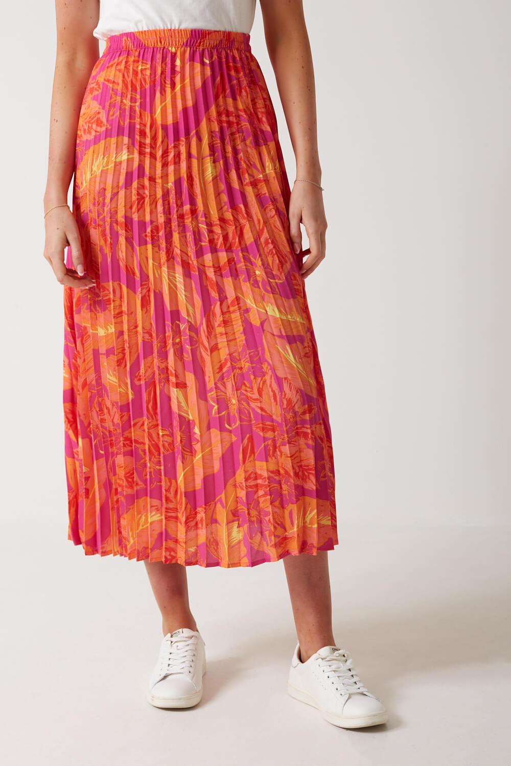 https://www.iclothing.com/media/catalog/product/a/l/alma_floral_print_pleated_midi_skirt_in_pink-1.jpg