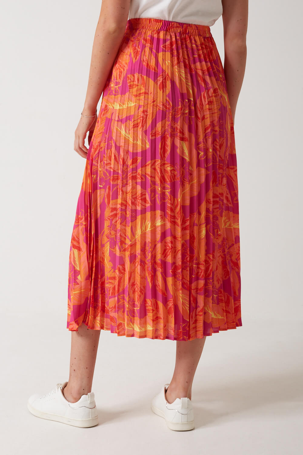https://www.iclothing.com/media/catalog/product/a/l/alma_floral_print_pleated_midi_skirt_in_pink-2.jpg