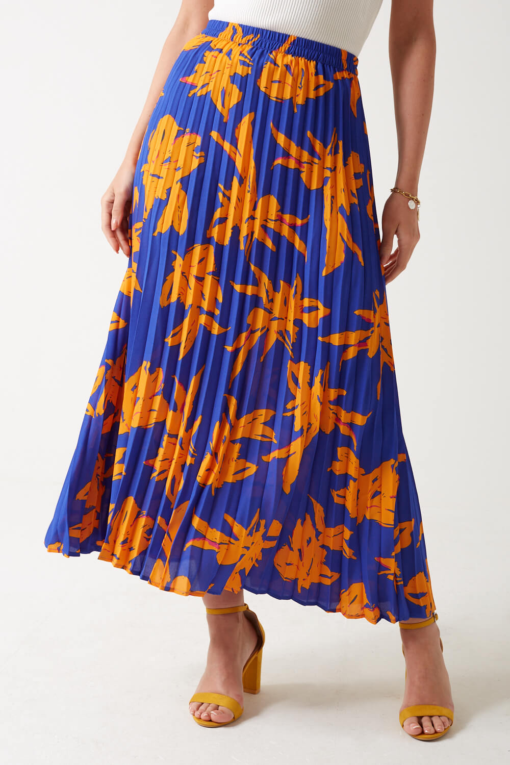 https://www.iclothing.com/media/catalog/product/a/l/alma_printed_pleated_midi_skirt_in_blue-1.jpg