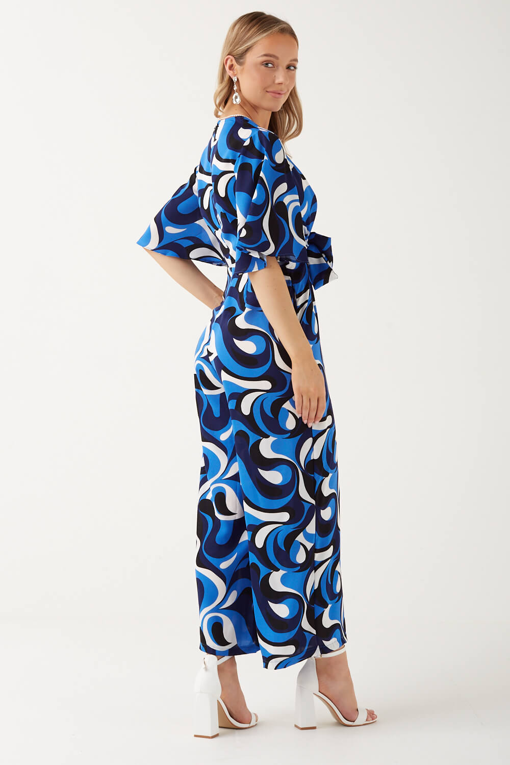 https://www.iclothing.com/media/catalog/product/a/m/amy_wave_print_jumpsuit_in_blue-2.jpg