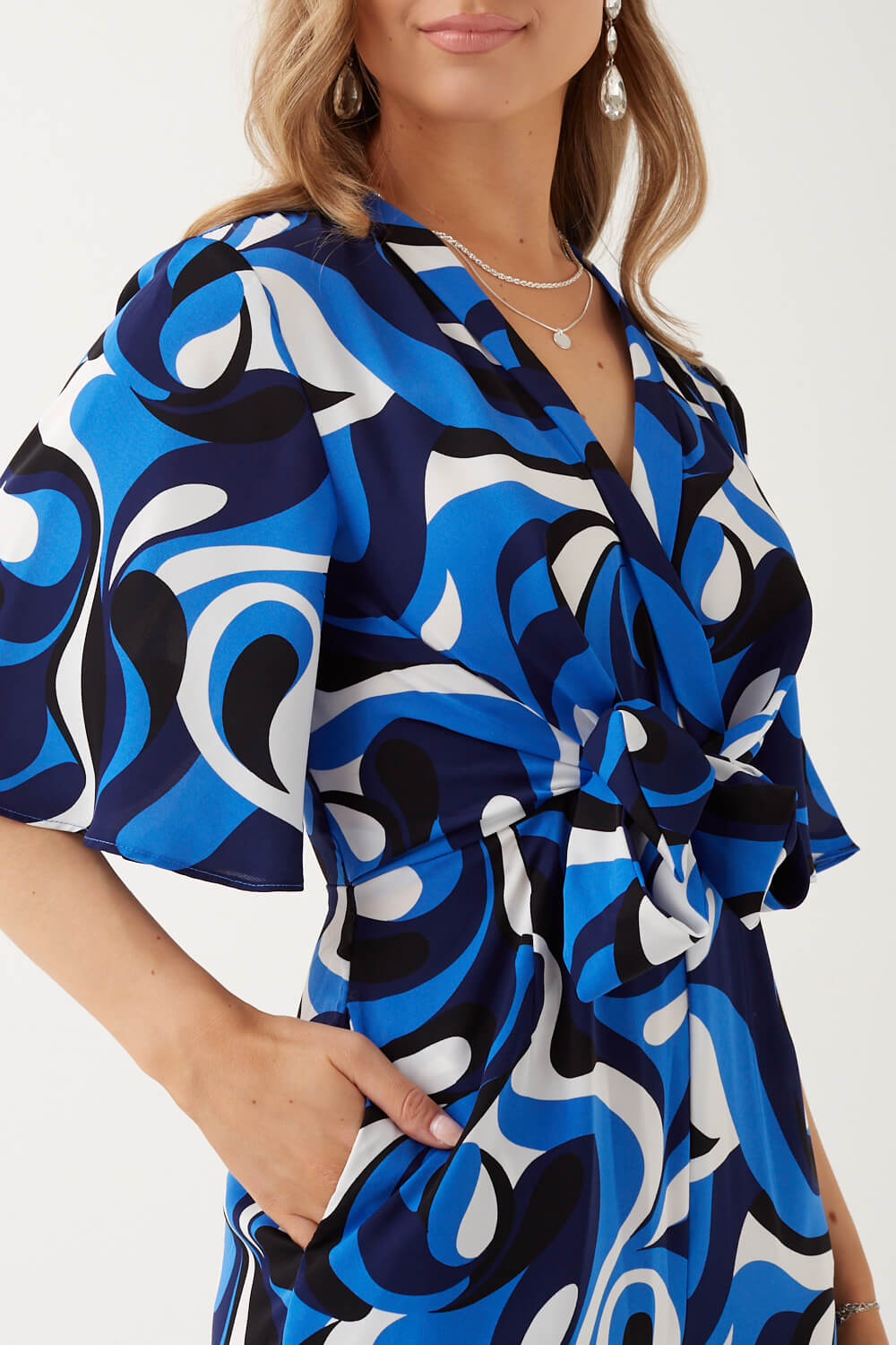 https://www.iclothing.com/media/catalog/product/a/m/amy_wave_print_jumpsuit_in_blue-5.jpg