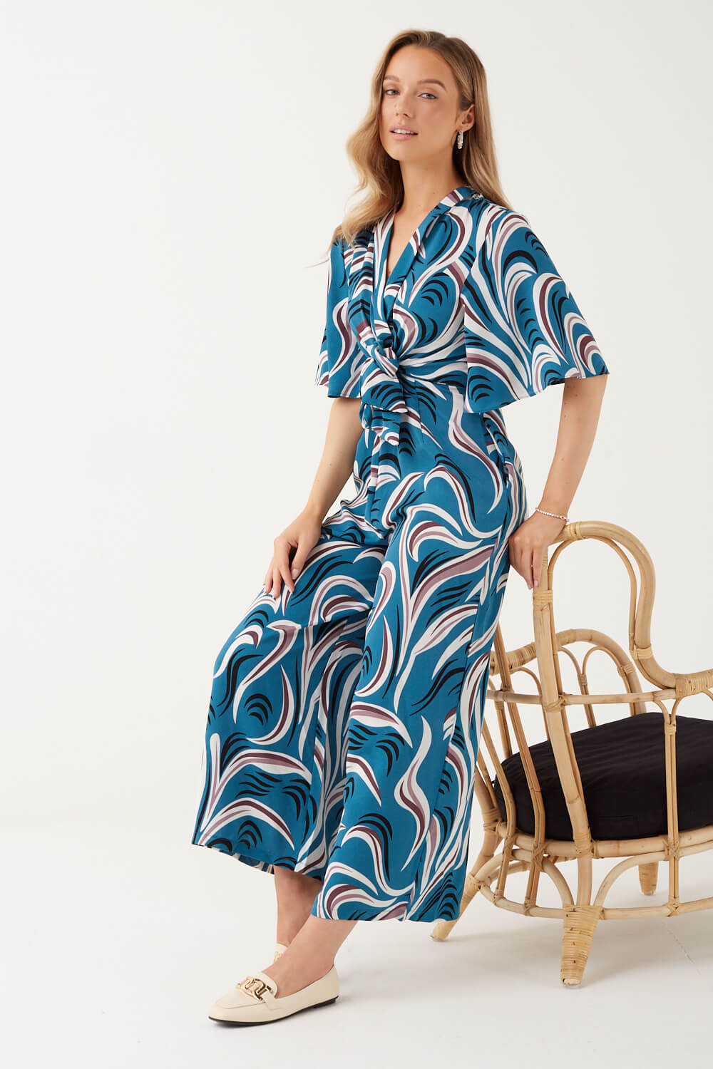https://www.iclothing.com/media/catalog/product/a/m/amy_wave_print_jumpsuit_in_teal-2.jpg