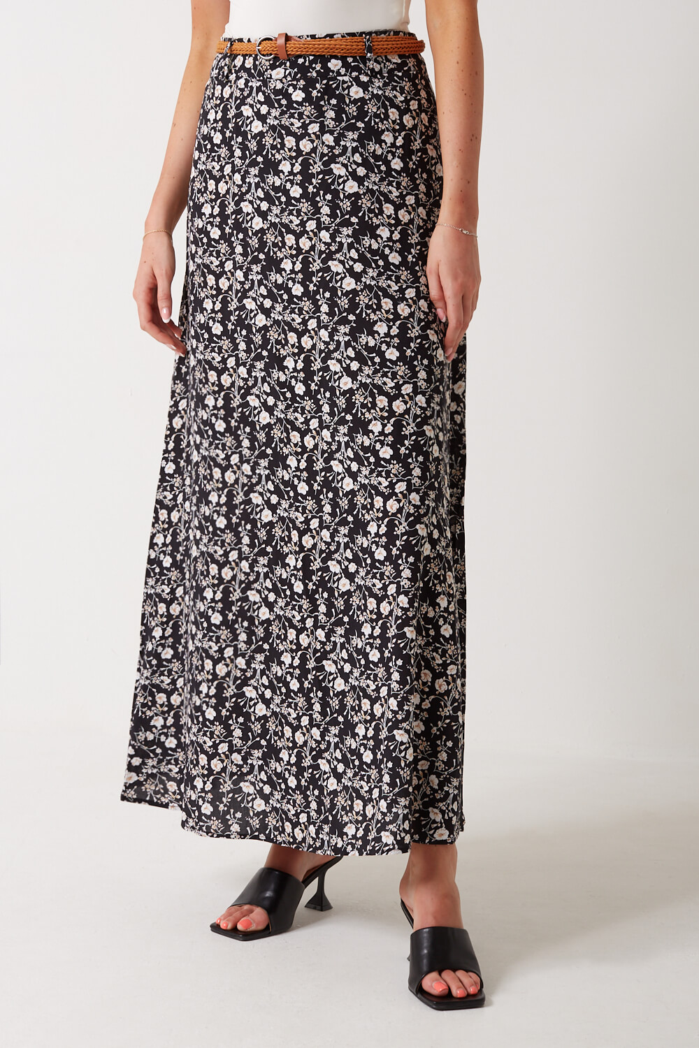 https://www.iclothing.com/media/catalog/product/a/n/analise_floral_print_maxi_skirt_in_black-1.jpg