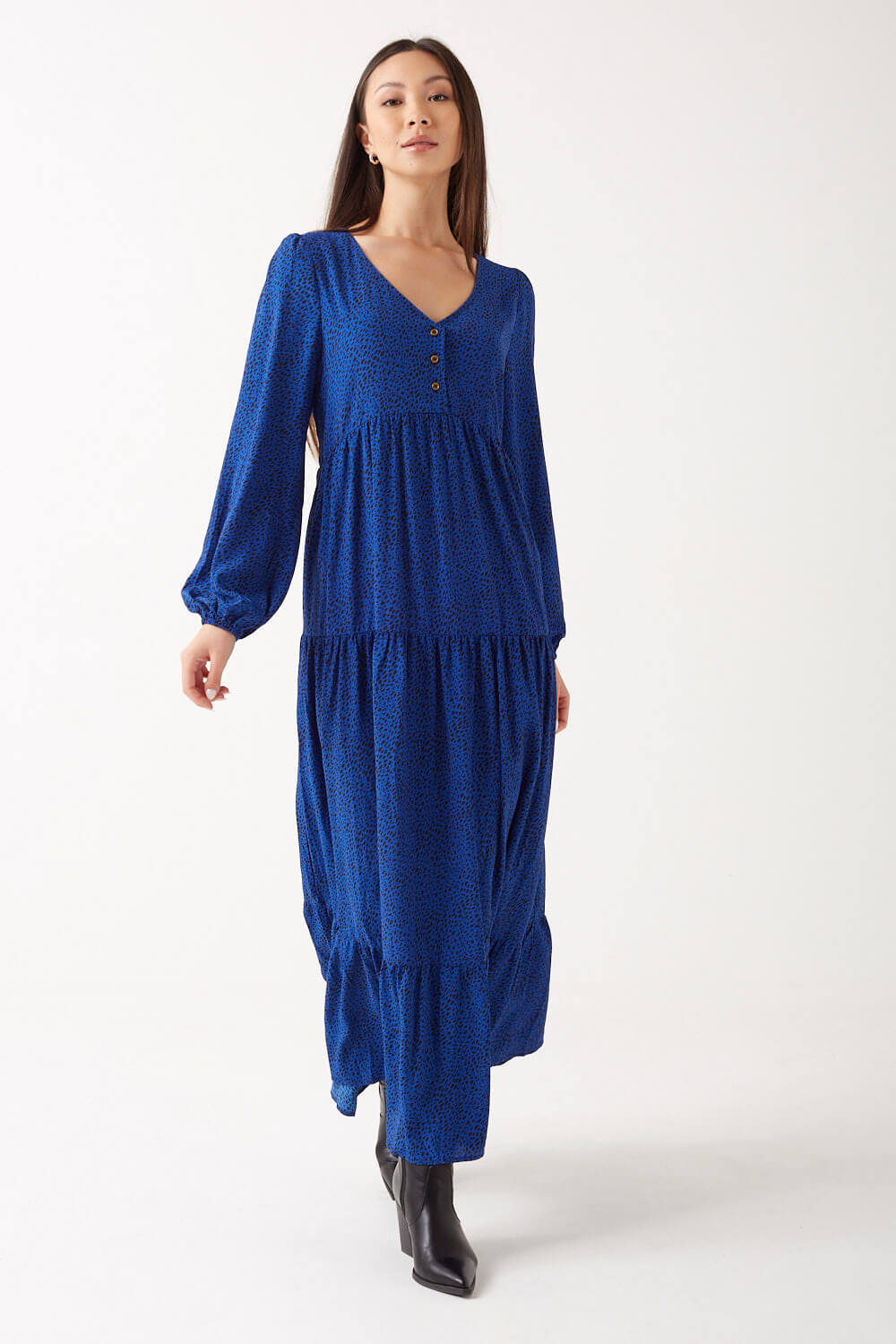 https://www.iclothing.com/media/catalog/product/a/v/avalee_long_sleeve_print_maxi_dress_in_blue-1.jpg