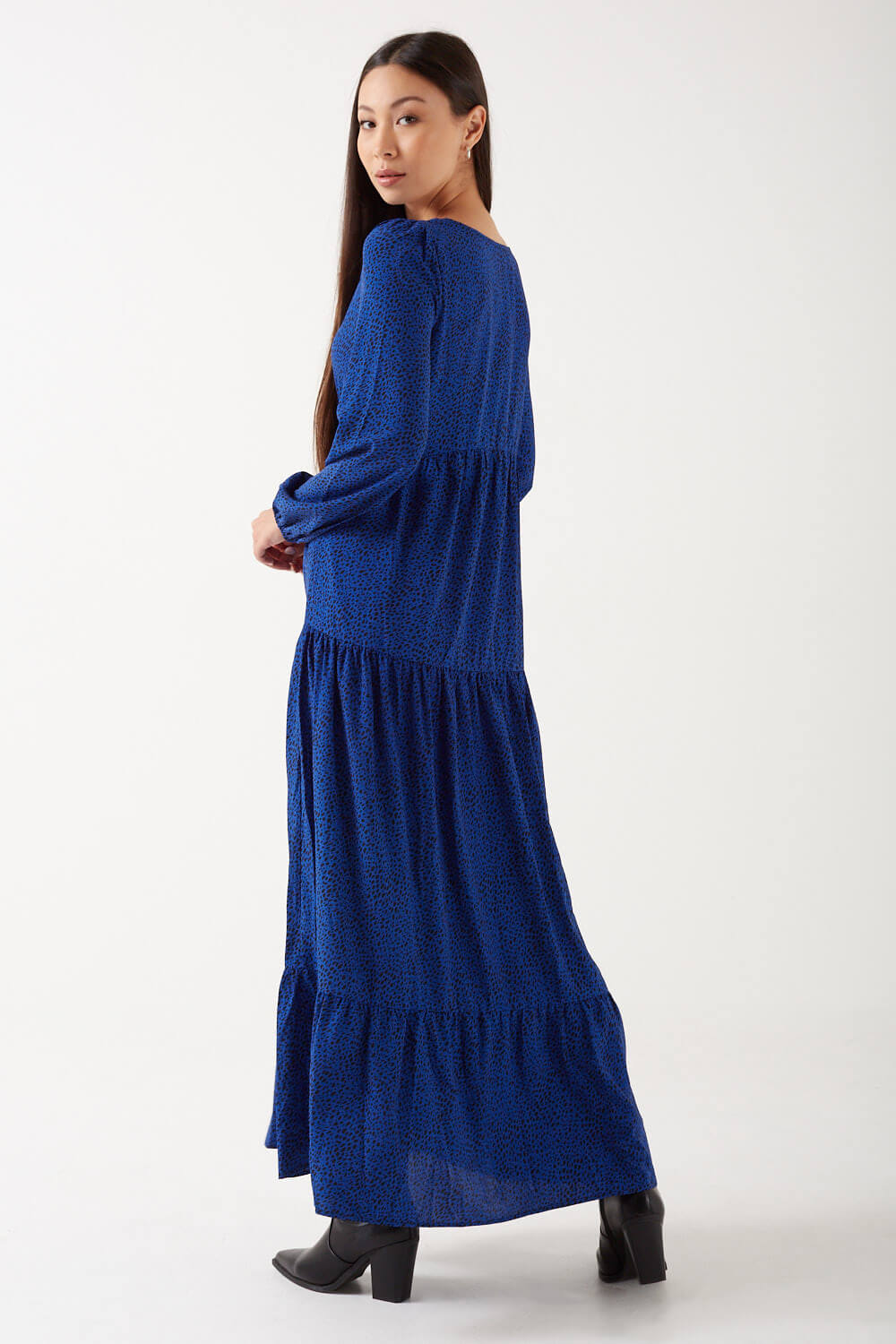 https://www.iclothing.com/media/catalog/product/a/v/avalee_long_sleeve_print_maxi_dress_in_blue-2.jpg