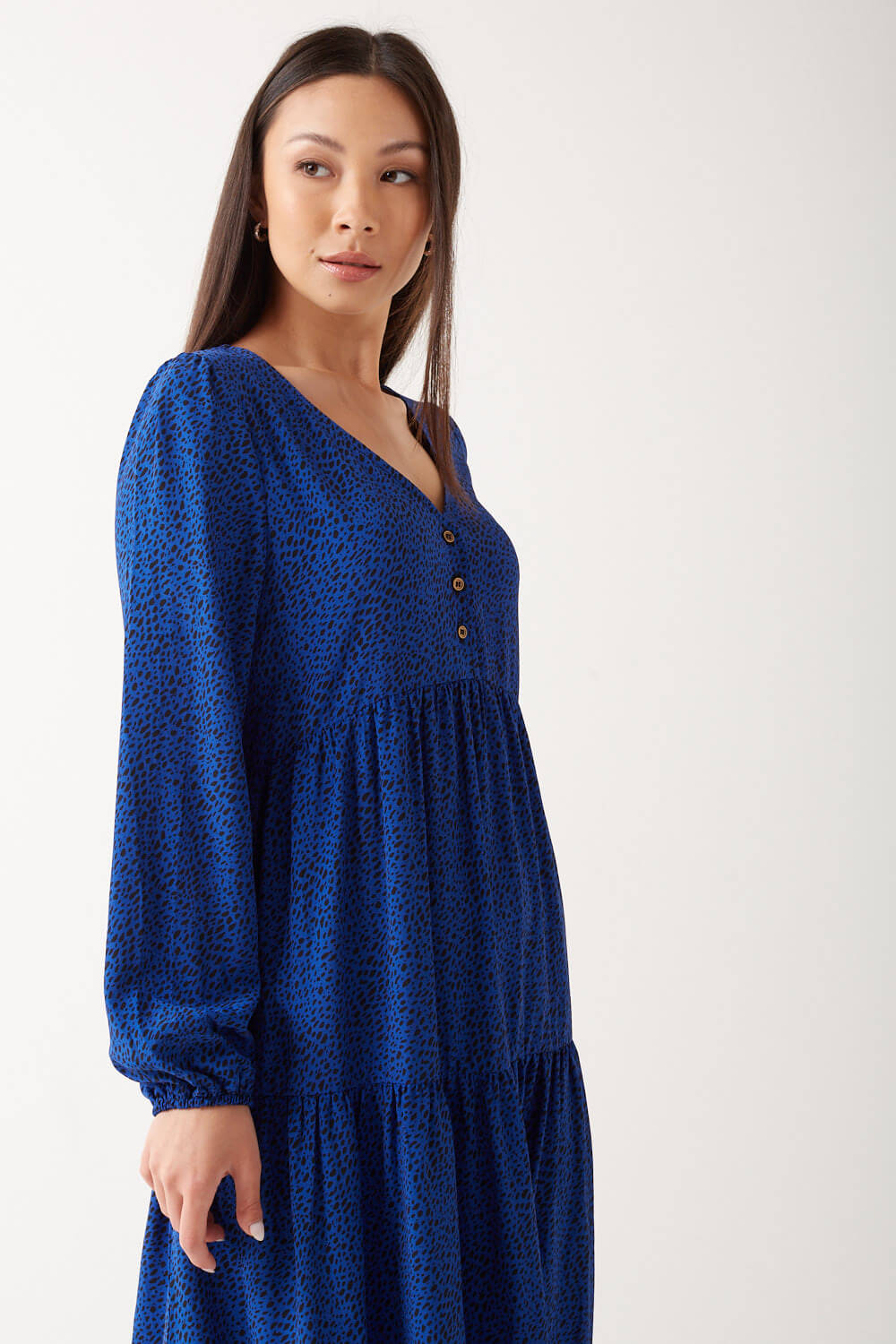 https://www.iclothing.com/media/catalog/product/a/v/avalee_long_sleeve_print_maxi_dress_in_blue-4.jpg