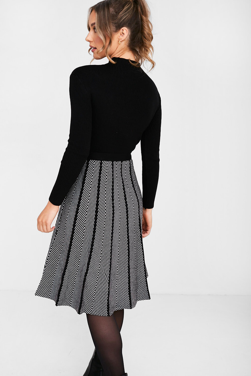 https://www.iclothing.com/media/catalog/product/a/v/avi_knit_dress_in_black_and_white-2.jpg