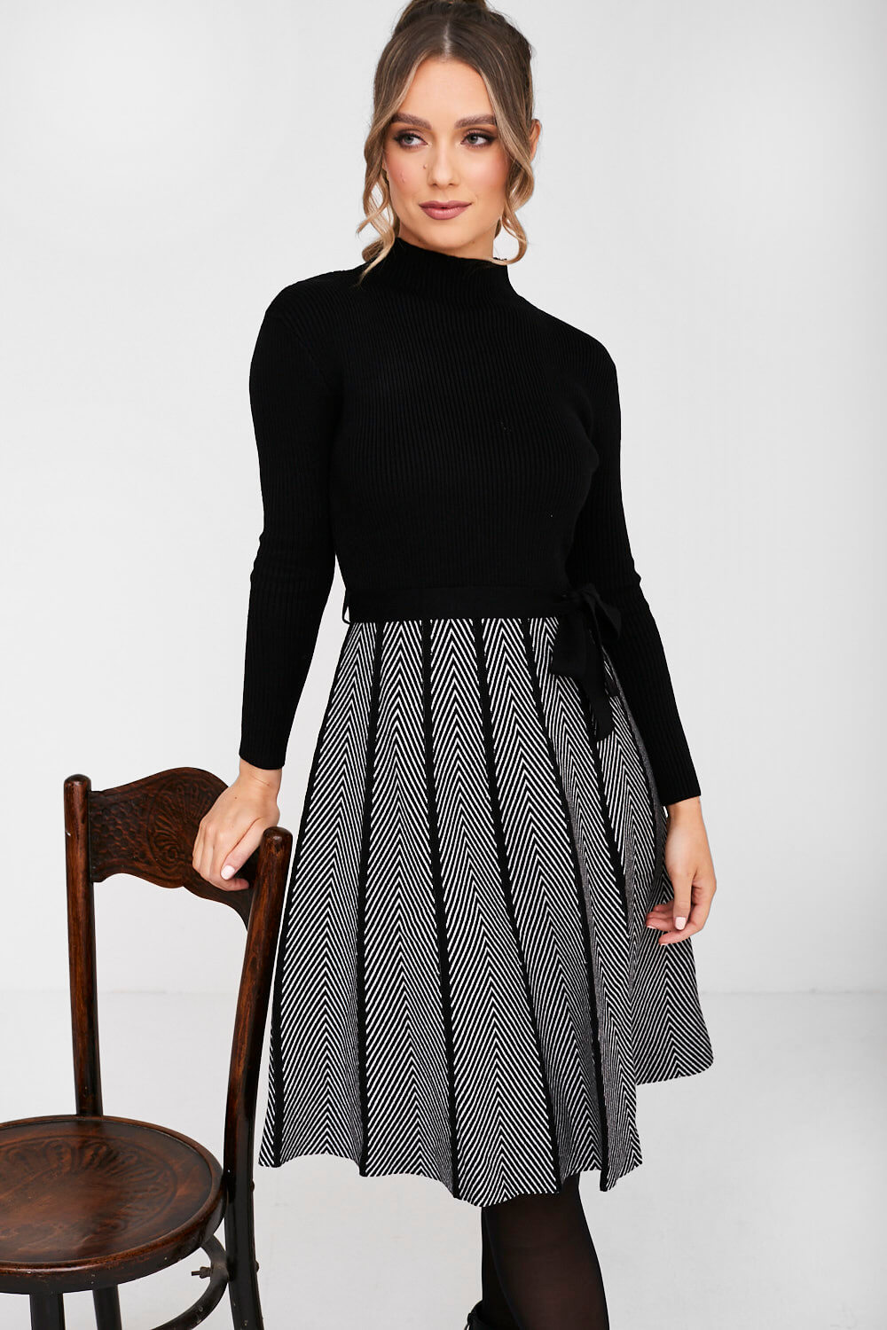 https://www.iclothing.com/media/catalog/product/a/v/avi_knit_dress_in_black_and_white-3.jpg
