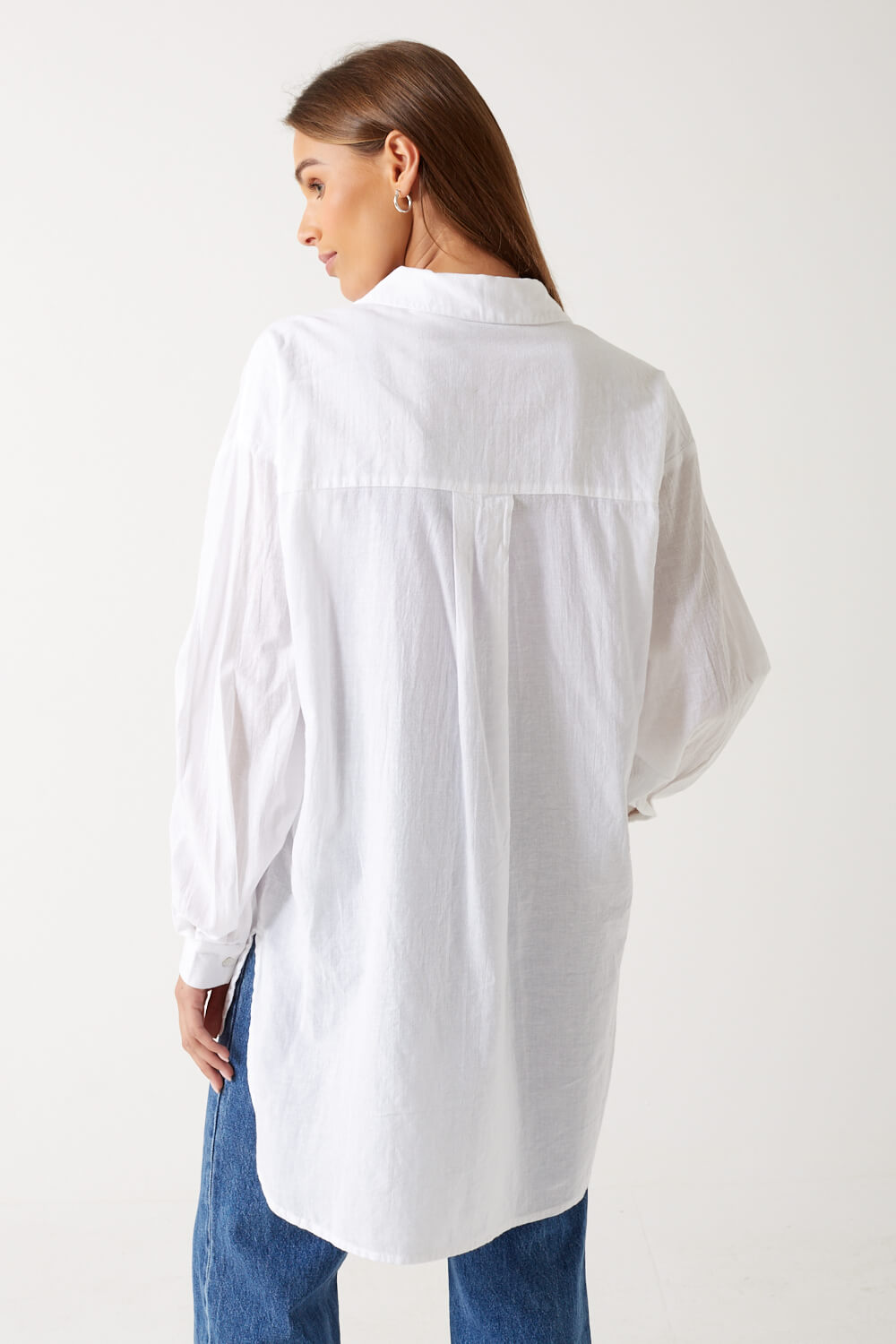 https://www.iclothing.com/media/catalog/product/b/a/barbara_oversized_shirt_in_white-2.jpg