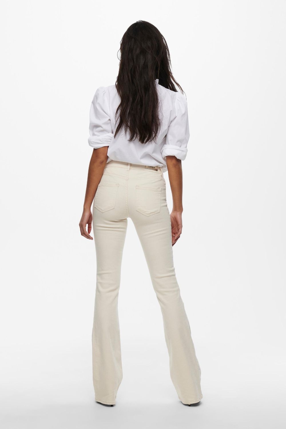 https://www.iclothing.com/media/catalog/product/b/l/blush_mid_rise_flared_jeans_in_cream-2.jpg