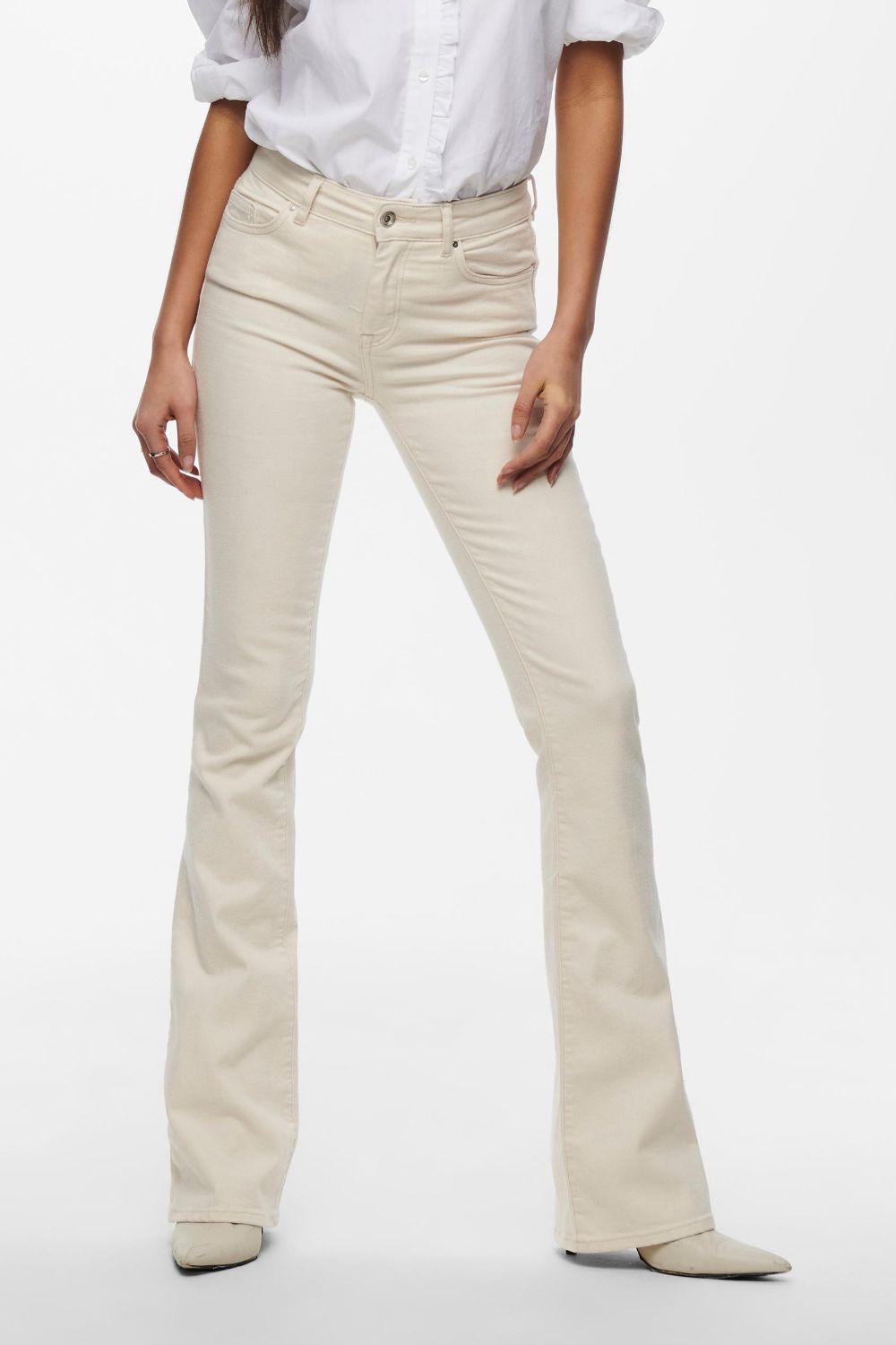https://www.iclothing.com/media/catalog/product/b/l/blush_mid_rise_flared_jeans_in_cream-3.jpg
