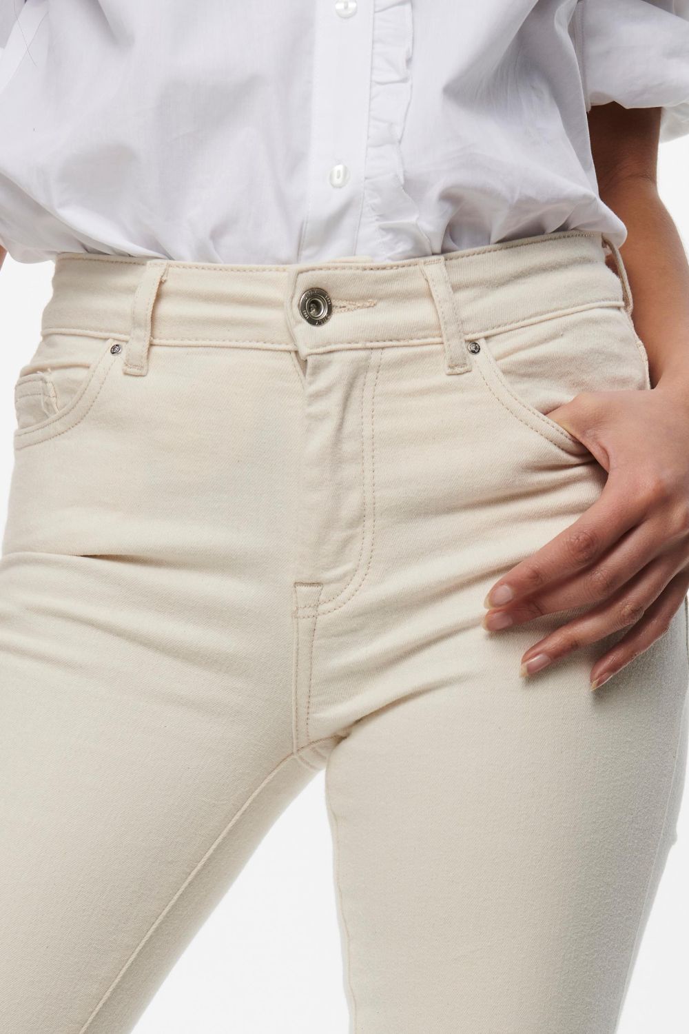 https://www.iclothing.com/media/catalog/product/b/l/blush_mid_rise_flared_jeans_in_cream-4.jpg