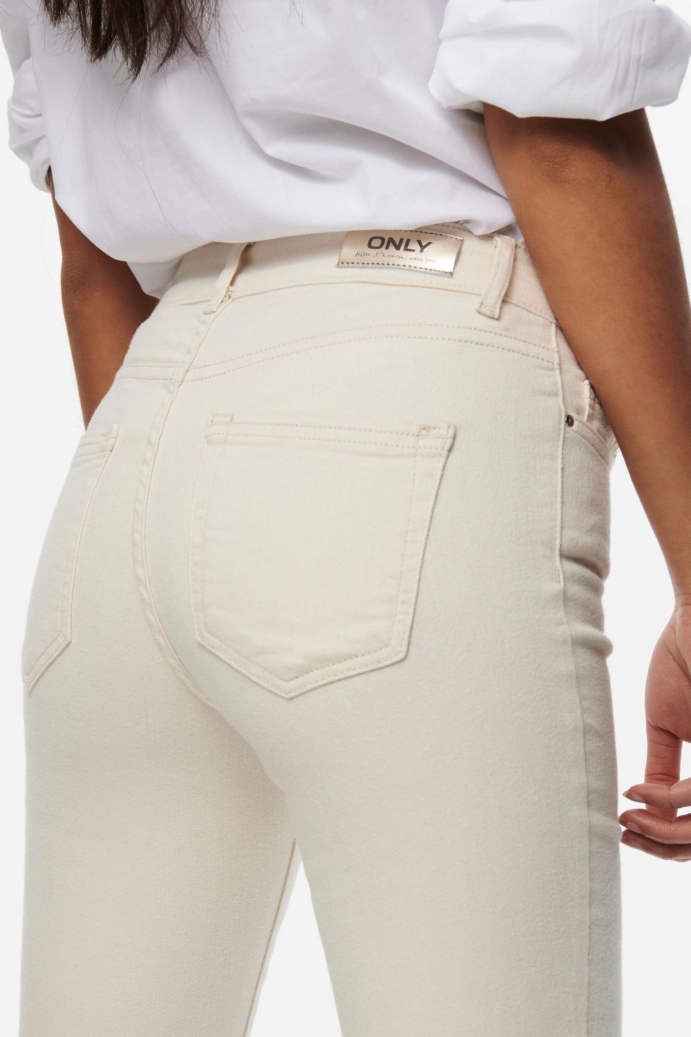 https://www.iclothing.com/media/catalog/product/b/l/blush_mid_rise_flared_jeans_in_cream-5.jpg