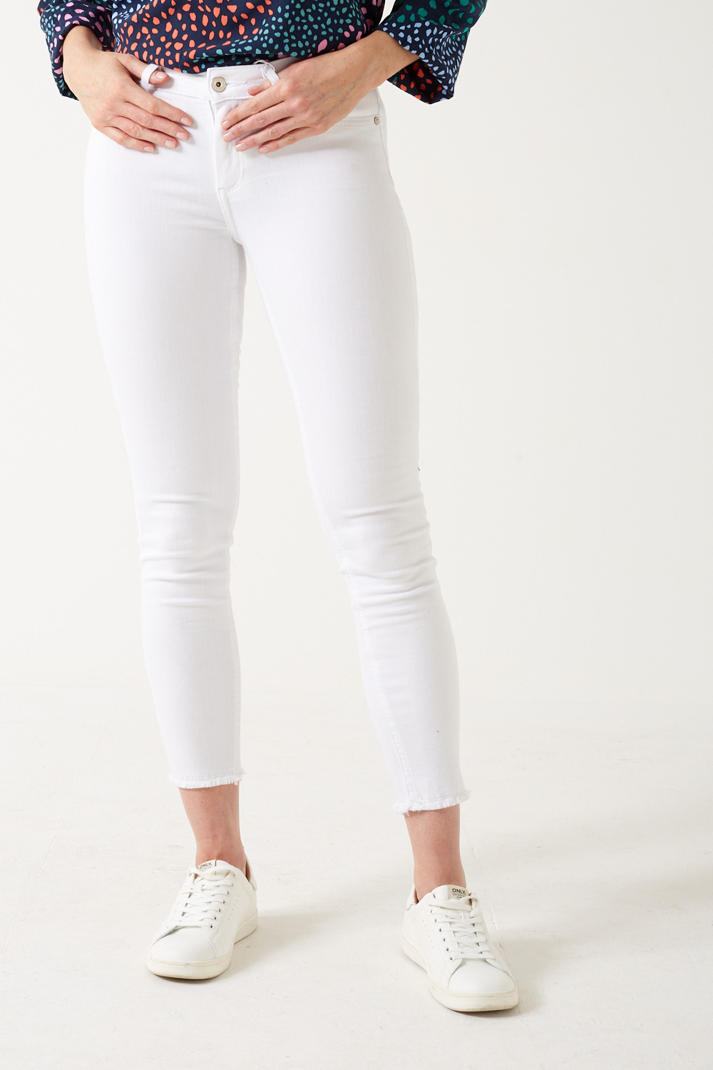 https://www.iclothing.com/media/catalog/product/b/l/blush_mid_rise_skinny_jeans_in_white-3.jpg