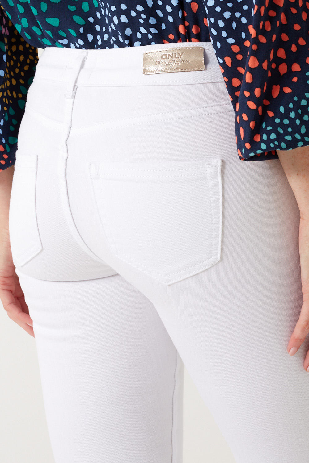 https://www.iclothing.com/media/catalog/product/b/l/blush_mid_rise_skinny_jeans_in_white-4.jpg