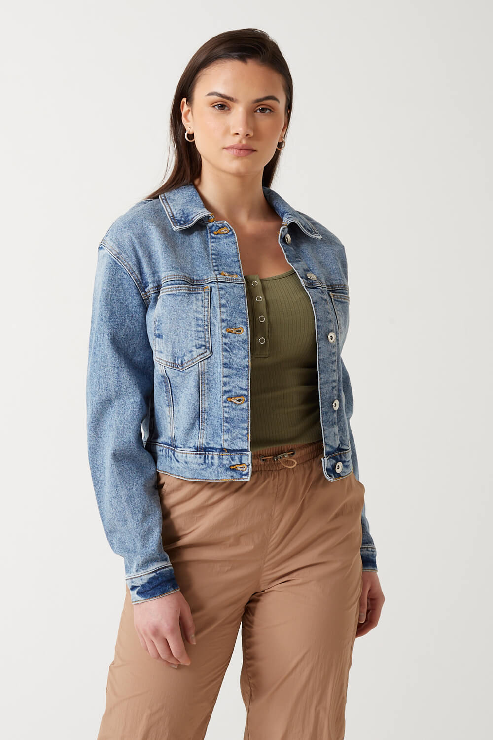 https://www.iclothing.com/media/catalog/product/b/r/brenda_denim_jacket_in_light_blue-1.jpg