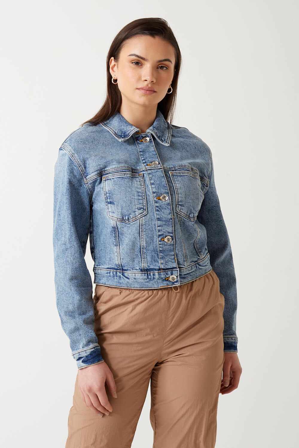 https://www.iclothing.com/media/catalog/product/b/r/brenda_denim_jacket_in_light_blue-4.jpg