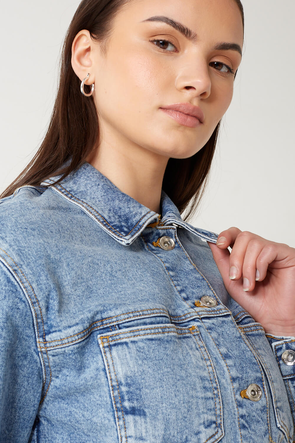 https://www.iclothing.com/media/catalog/product/b/r/brenda_denim_jacket_in_light_blue-5.jpg