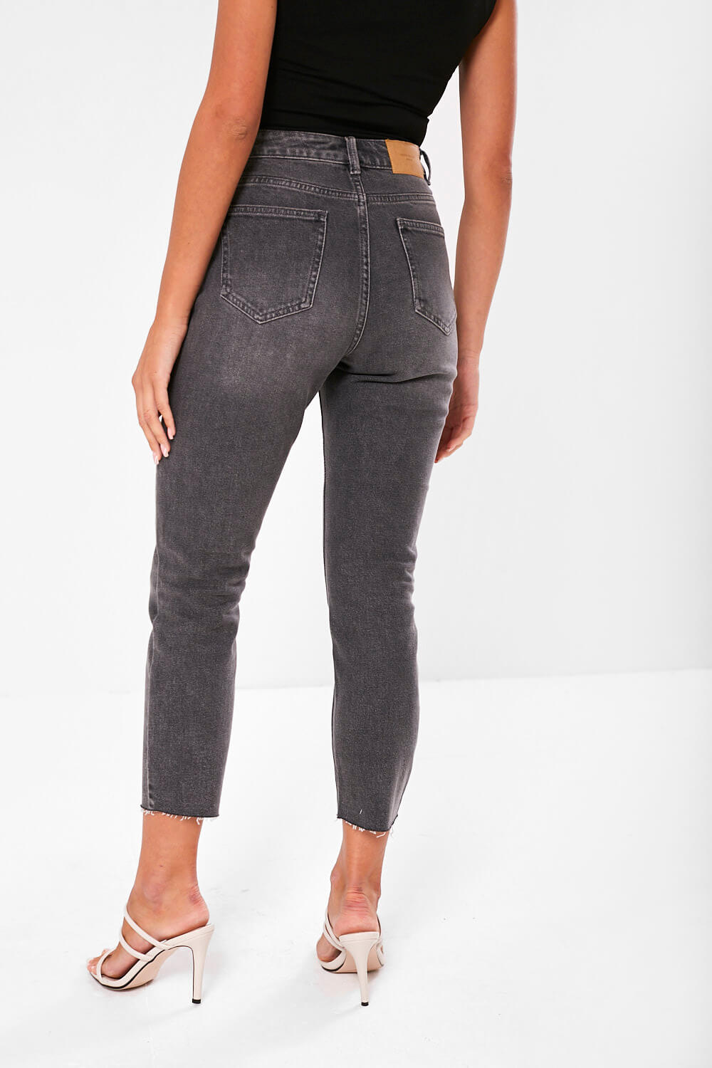 https://www.iclothing.com/media/catalog/product/b/r/brenda_high_rise_straight_cut_jeans_in_grey-3_1.jpg