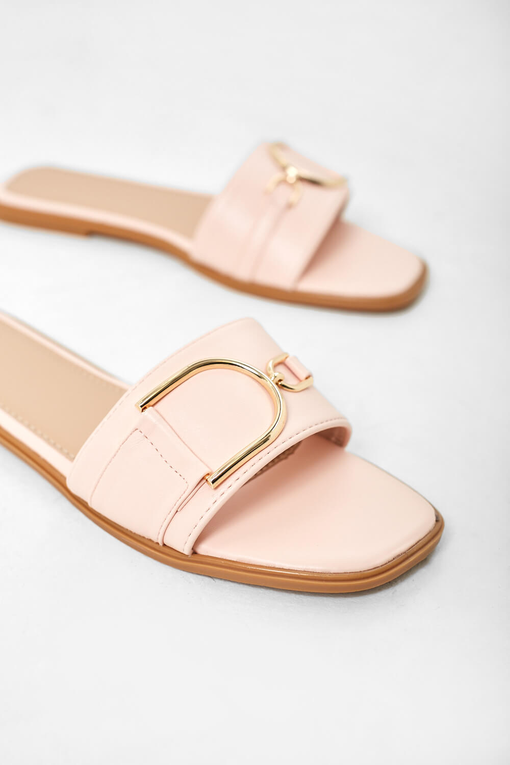 https://www.iclothing.com/media/catalog/product/b/u/buckle_slider_sandals_in_pink-3.jpg
