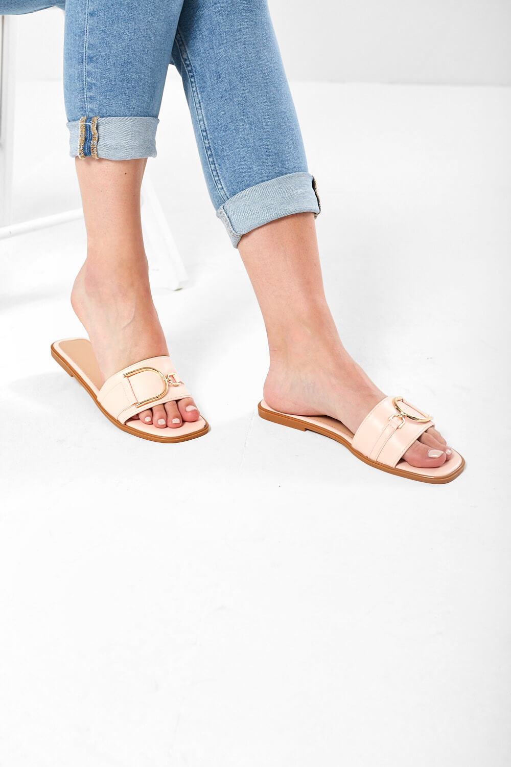 https://www.iclothing.com/media/catalog/product/b/u/buckle_slider_sandals_in_pink.jpg