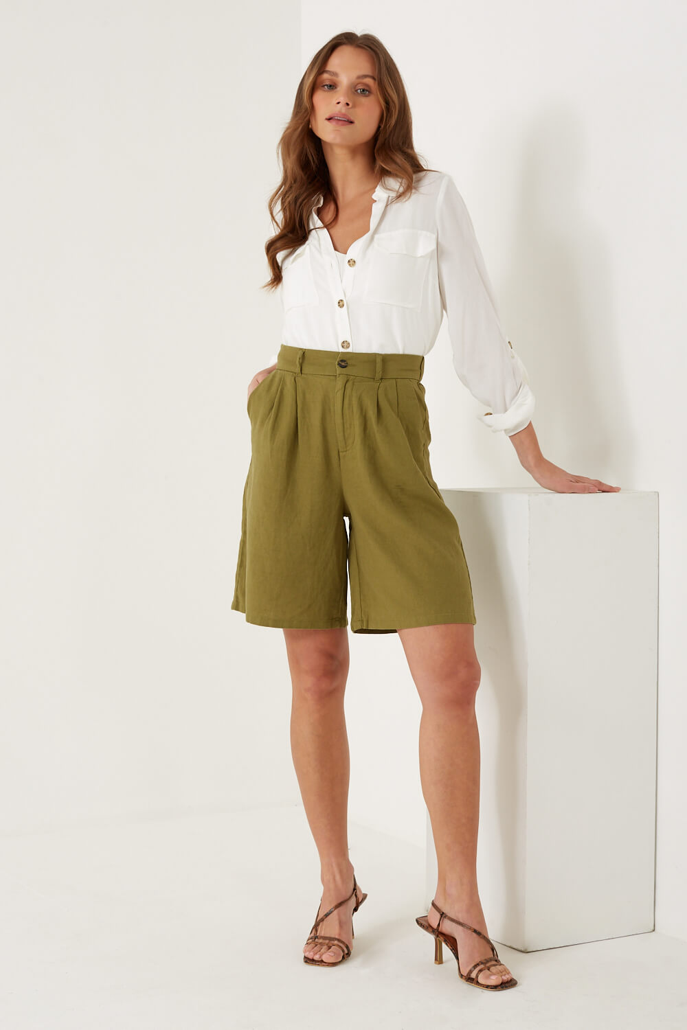 https://www.iclothing.com/media/catalog/product/c/a/caro_linen_shorts_in_olive-3.jpg