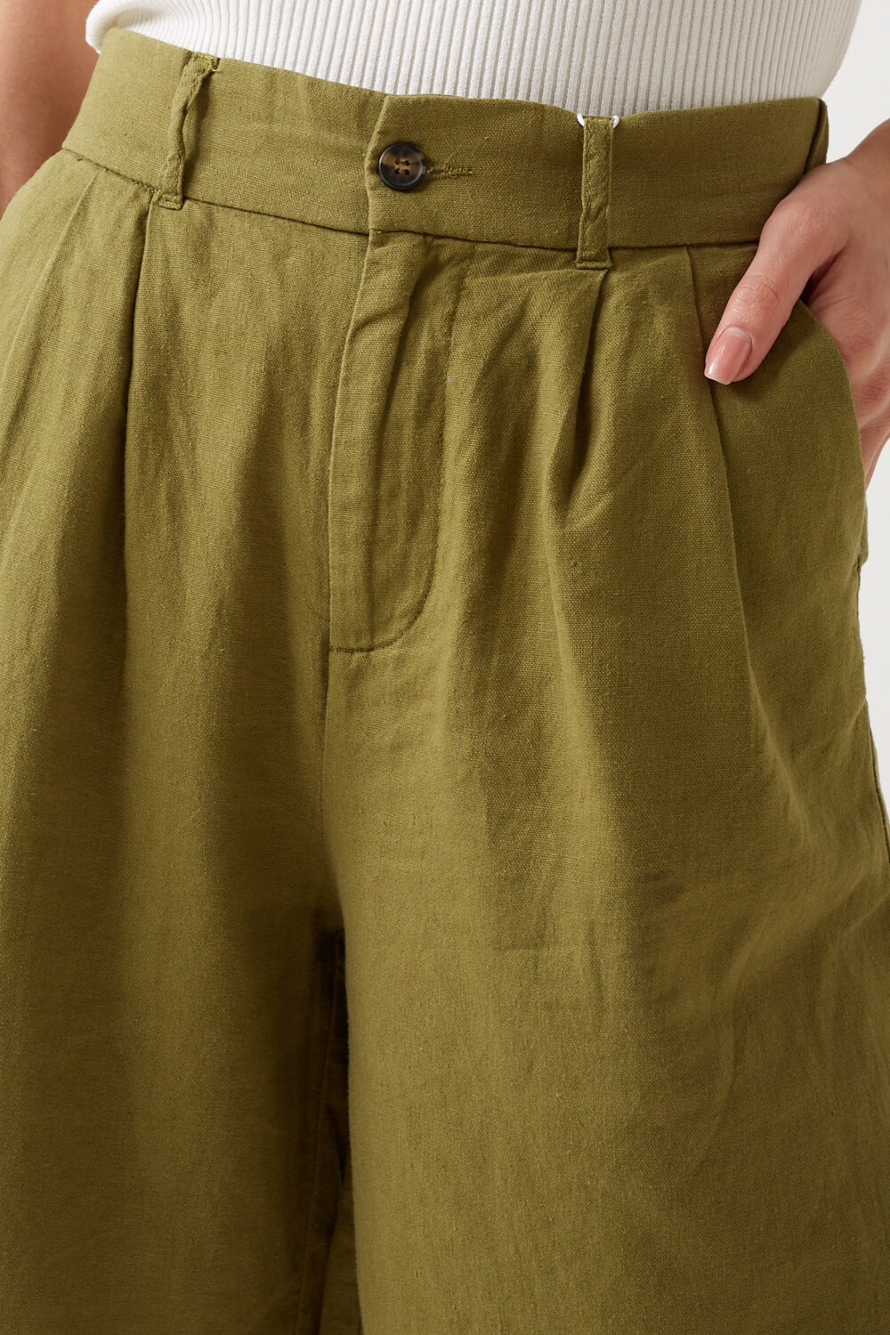 https://www.iclothing.com/media/catalog/product/c/a/caro_linen_shorts_in_olive-4.jpg