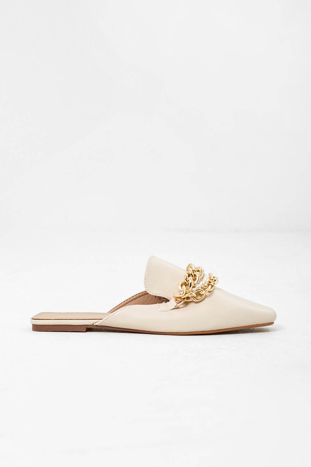https://www.iclothing.com/media/catalog/product/c/h/chain_and_pearl_mule_loafers_in_cream-1.jpg