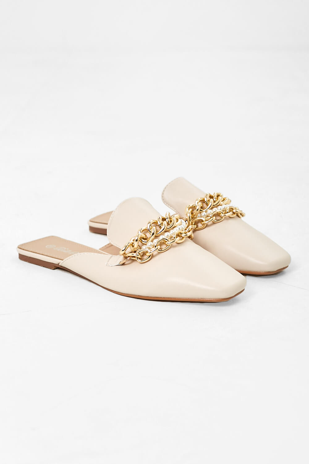 https://www.iclothing.com/media/catalog/product/c/h/chain_and_pearl_mule_loafers_in_cream-2.jpg