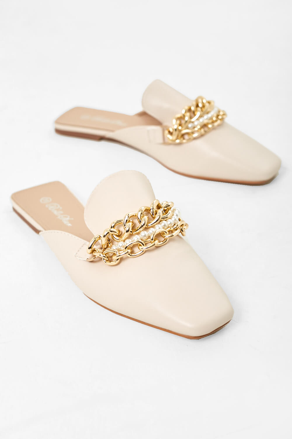 https://www.iclothing.com/media/catalog/product/c/h/chain_and_pearl_mule_loafers_in_cream-3.jpg