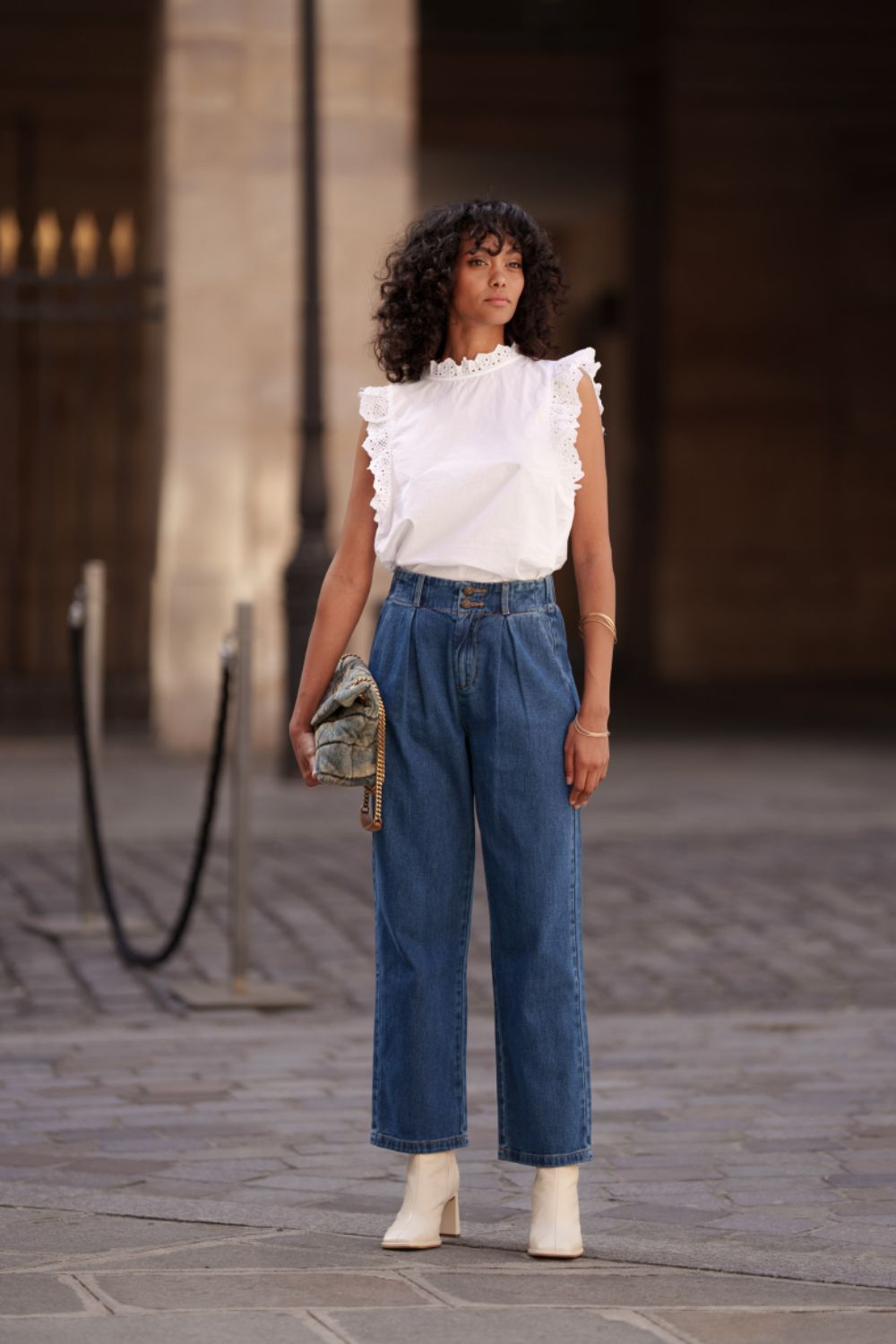 https://www.iclothing.com/media/catalog/product/c/i/cindy-h-jeans-doriane-en-coupe-ample-denim-1.jpg