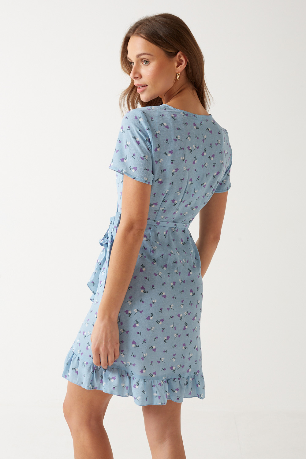 https://www.iclothing.com/media/catalog/product/c/l/clara_petite_floral_print_wrap_dress_in_light_blue-2a.jpg