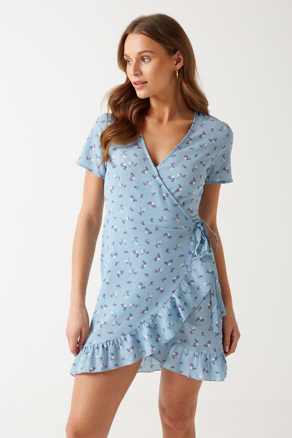 https://www.iclothing.com/media/catalog/product/c/l/clara_petite_floral_print_wrap_dress_in_light_blue-4a.jpg
