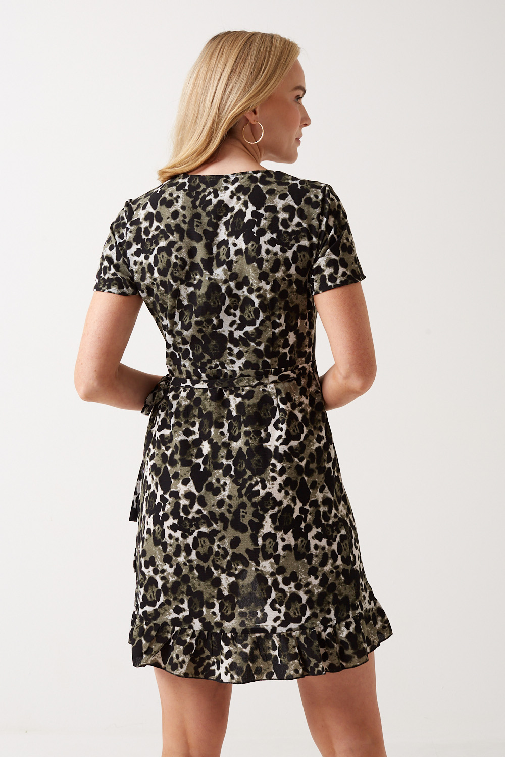 https://www.iclothing.com/media/catalog/product/c/l/clara_petite_leopard_print_wrap_dress_in_grey-2.jpg