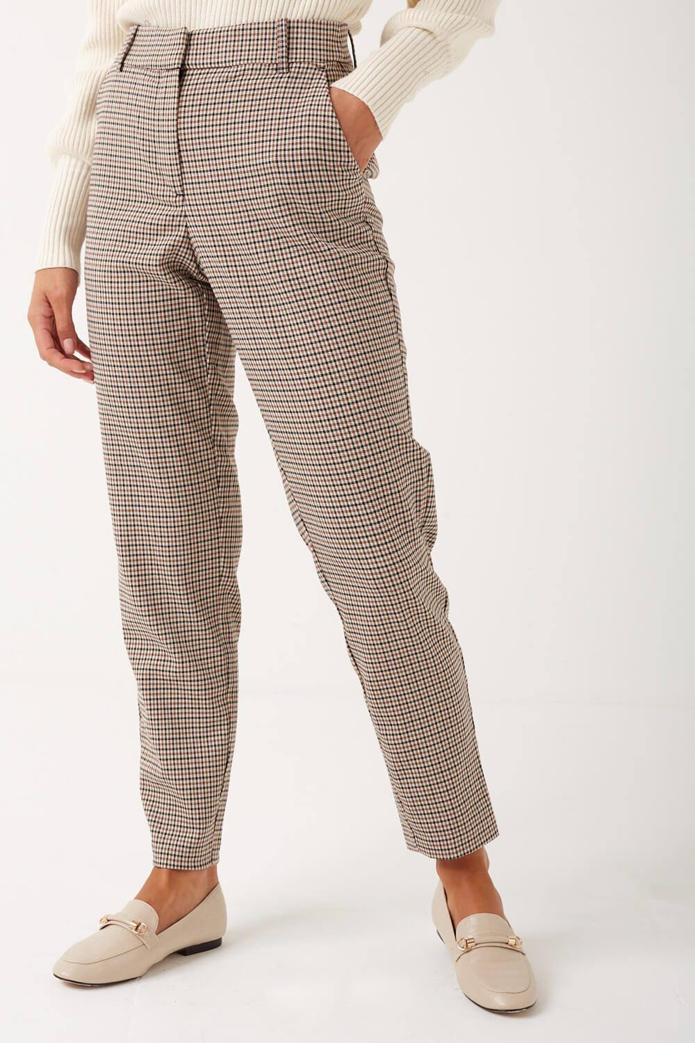 https://www.iclothing.com/media/catalog/product/c/l/clare_tapered_trousers_in_brown_check_print-1.jpg