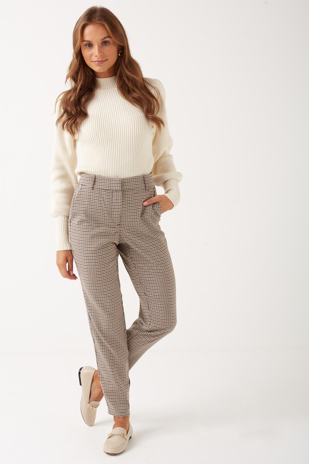https://www.iclothing.com/media/catalog/product/c/l/clare_tapered_trousers_in_brown_check_print-3.jpg