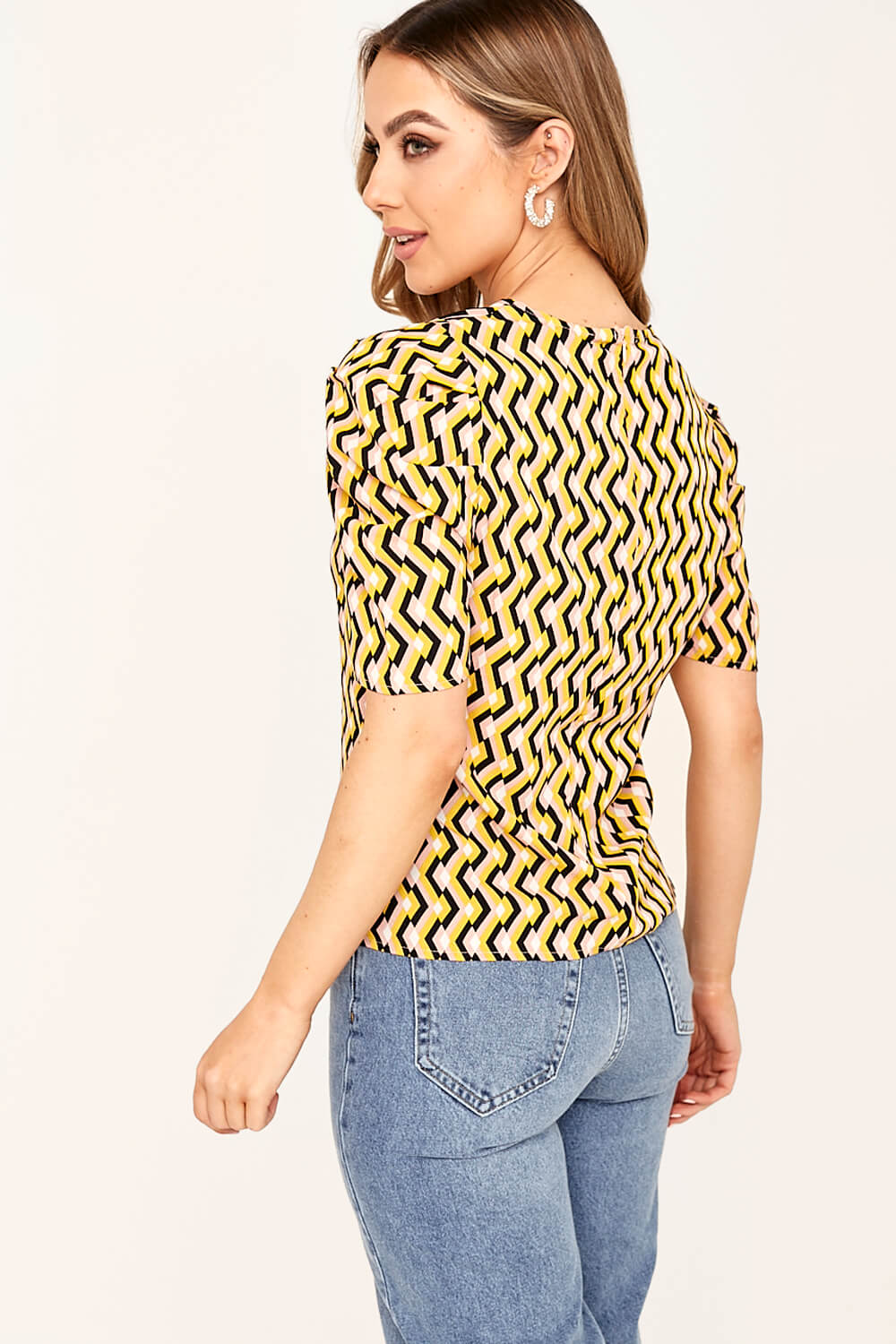 https://www.iclothing.com/media/catalog/product/d/a/dana_diamond_print_top_in_yellow-2.jpg