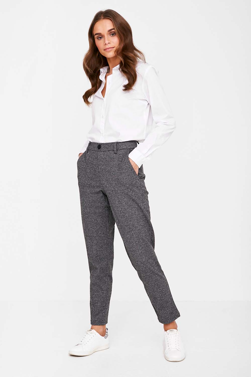 https://www.iclothing.com/media/catalog/product/d/a/daphne_straight_leg_trousers_in_grey-1.jpg