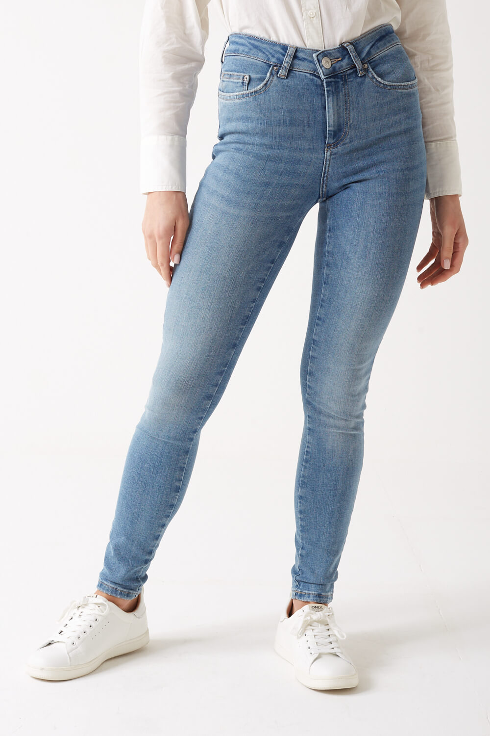 https://www.iclothing.com/media/catalog/product/d/e/delly_mid_rise_light_wash_skinny_jeans-1.jpg