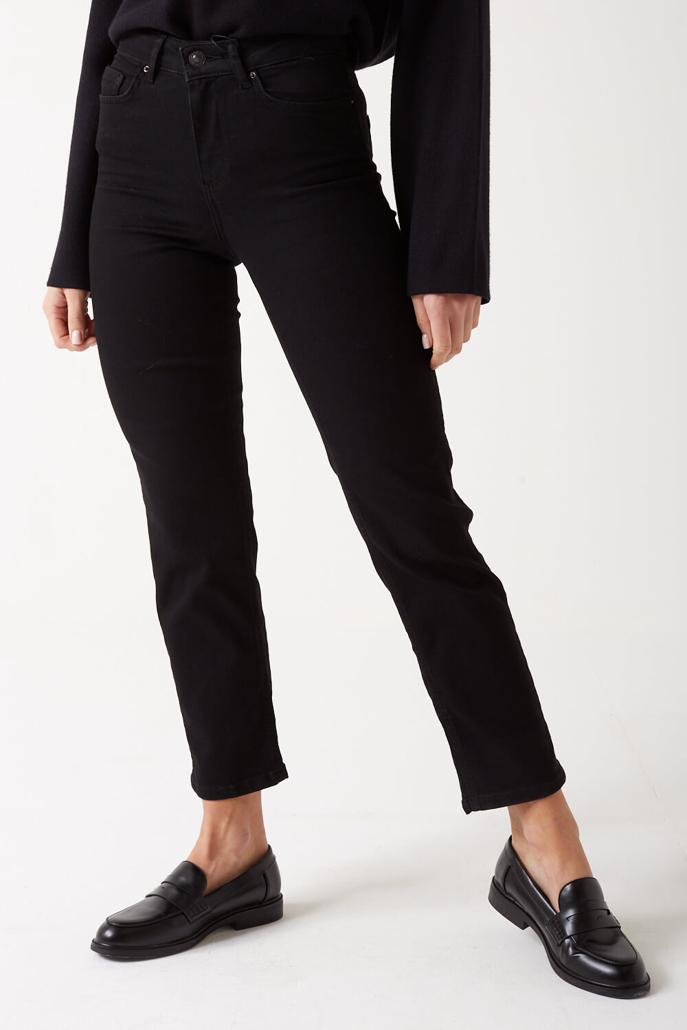 https://www.iclothing.com/media/catalog/product/d/e/delly_mid_rise_straight_leg_jeans_in_black-4.jpg