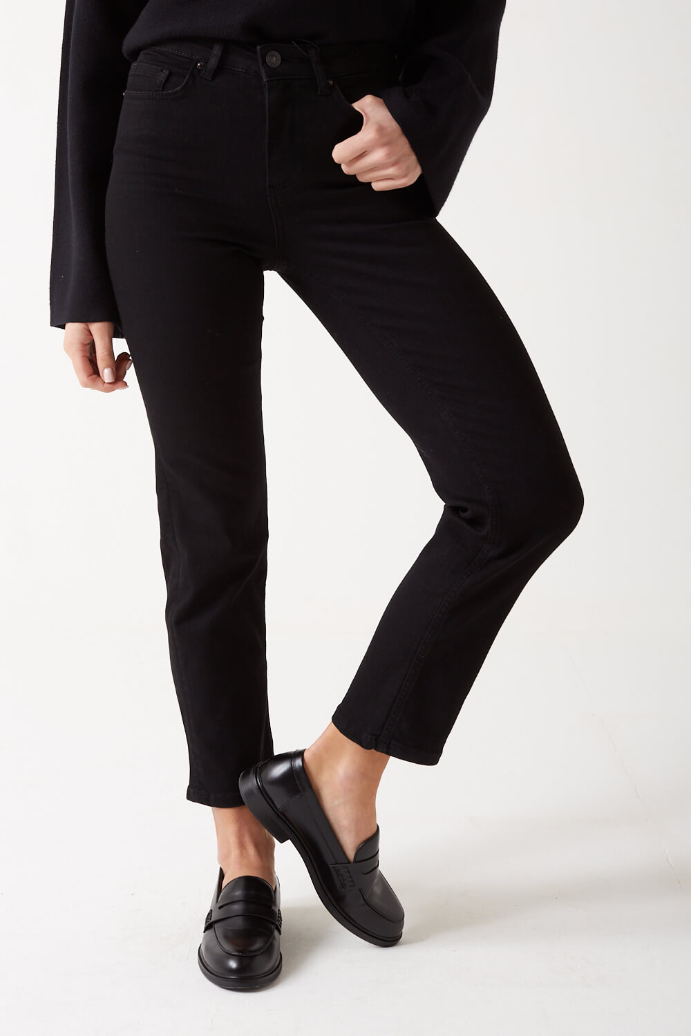 https://www.iclothing.com/media/catalog/product/d/e/delly_mid_rise_straight_leg_jeans_in_black-5.jpg